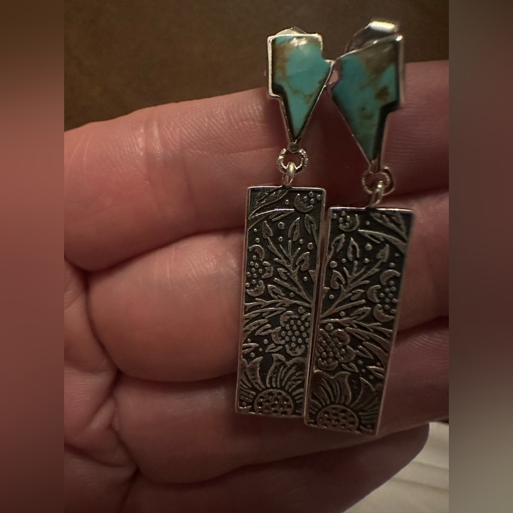 Tooled Bar Kingman Bob Earrings - Silver with Black Accents